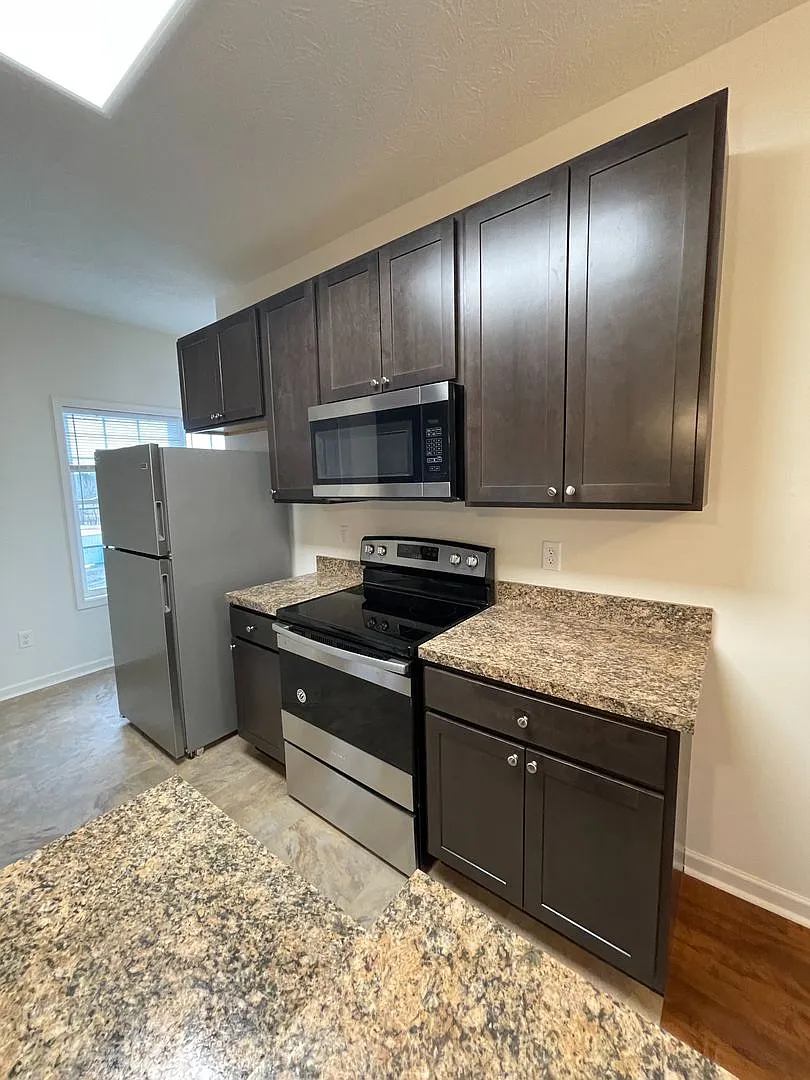 Two Master Suite Apartment Townhouse — Photo 2