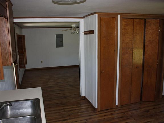 5th image of 224 Holyfield Ln