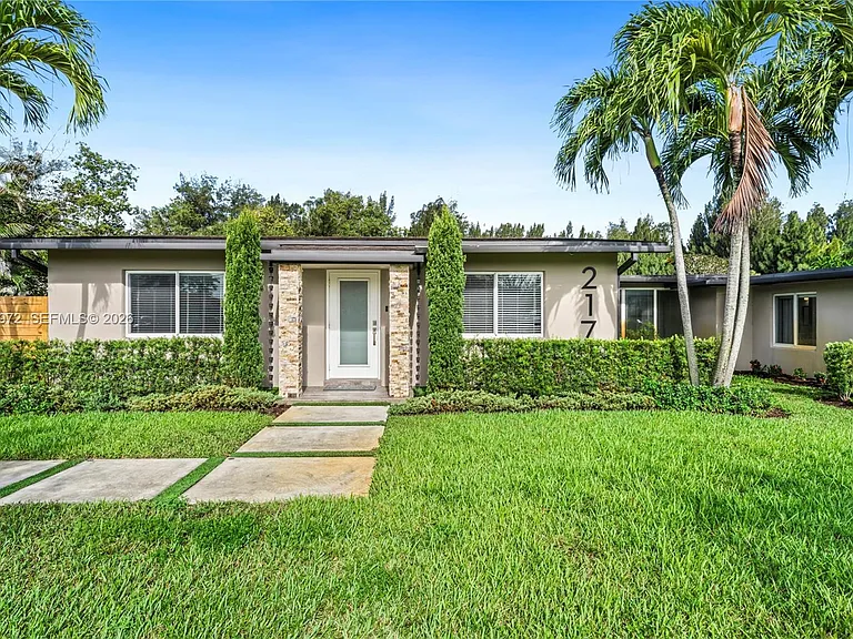 217 E Acre Dr — Photo 1