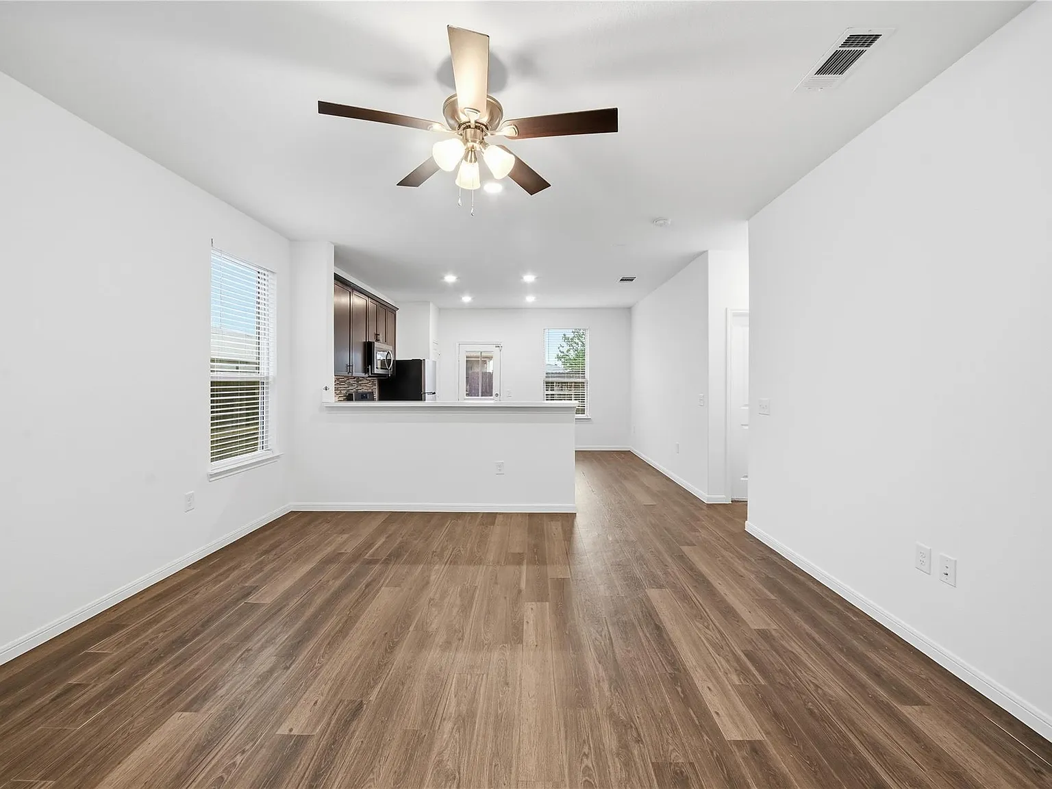 3 bed, 2.0 bath, 1268 sqft, $2,100 — Photo 4