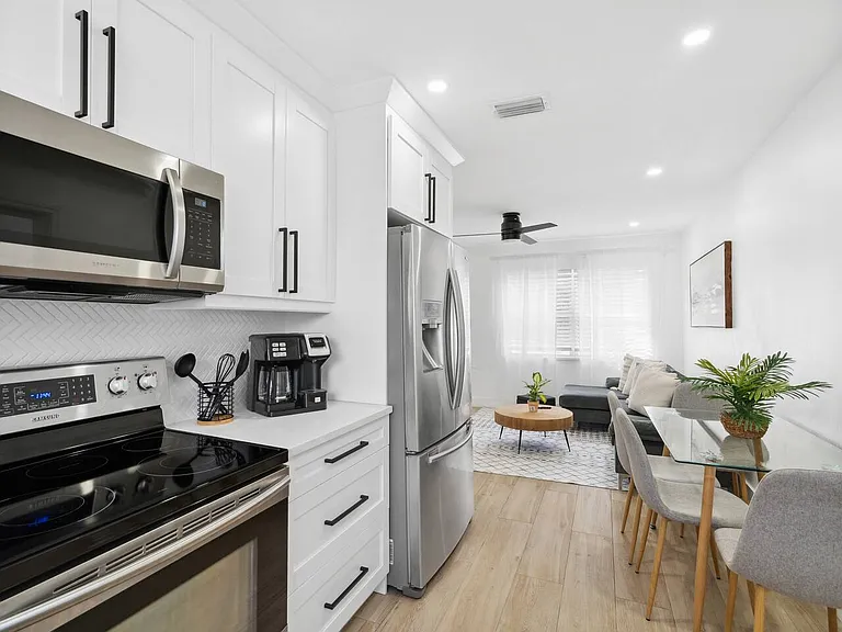3211 W Tyson Ave — Photo 2