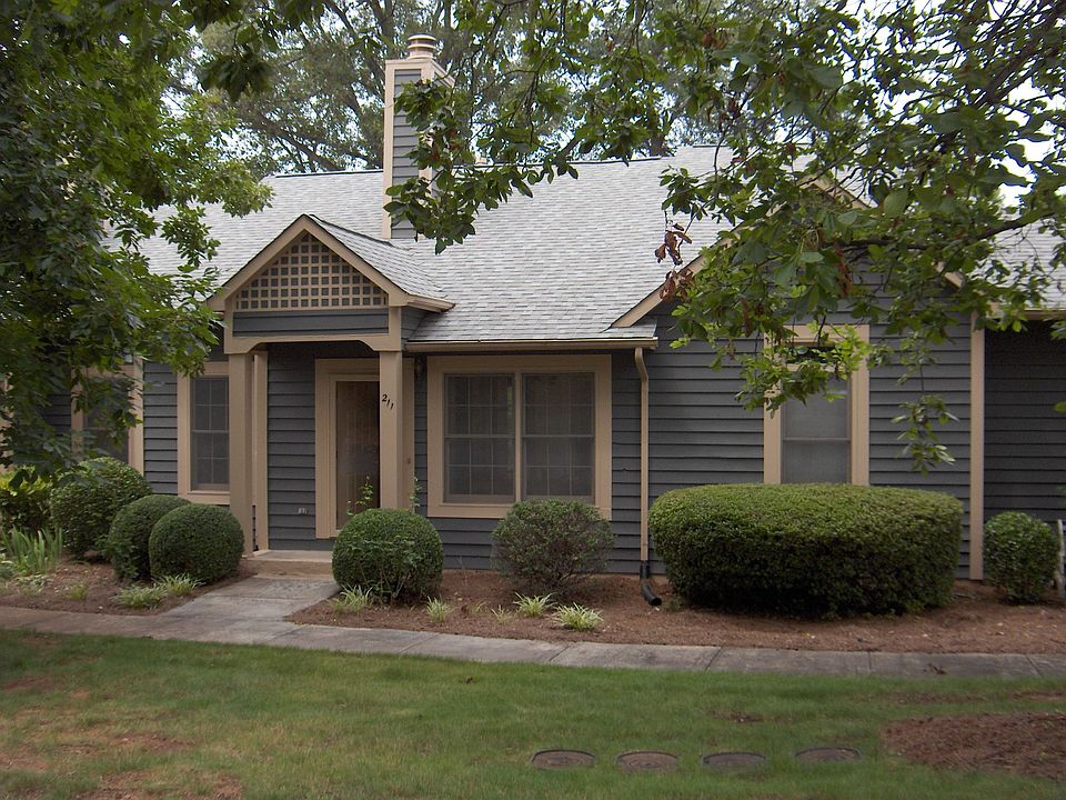 Townhome in a quiet, mature neighborhood
