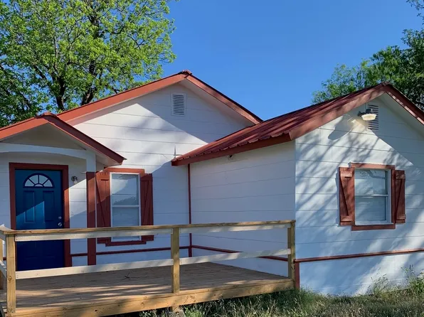 301 E MAIN ST, Knippa, TX 78870