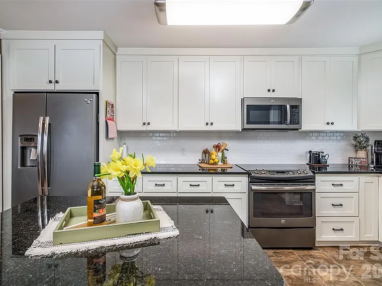 1004 Valley St — Photo 5