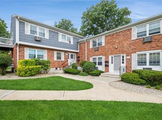 87 Doxbury Ln, Suffern, NY 10901
