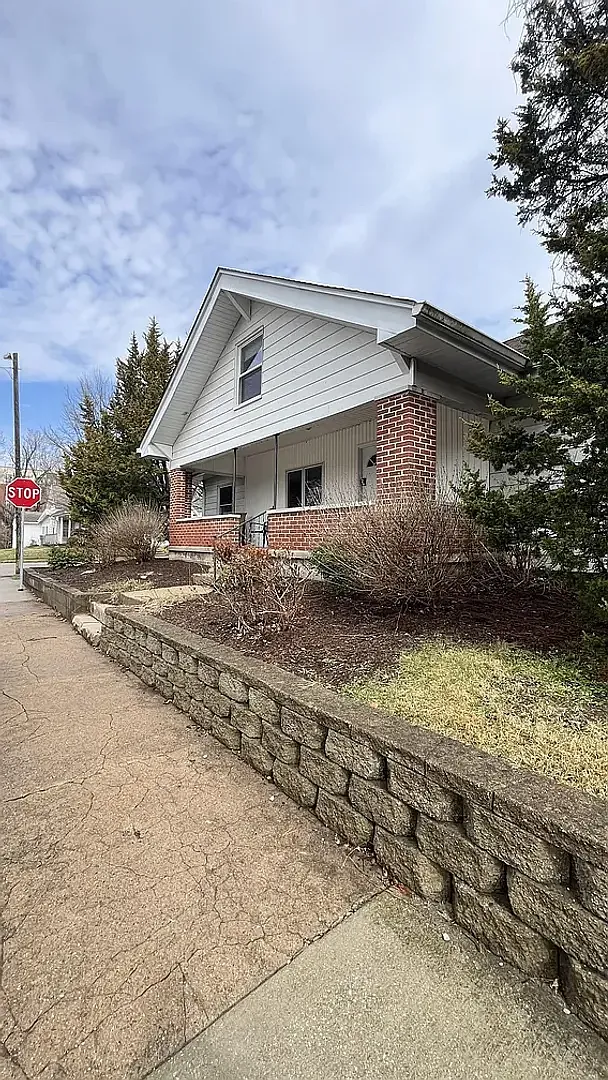 810 N Lincoln St — Photo 1