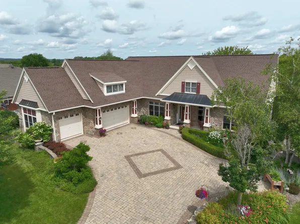 2400 Brookside DRIVE, Jackson, WI 53037