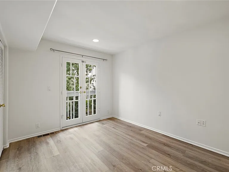 665 Temple Hills Dr — Photo 15
