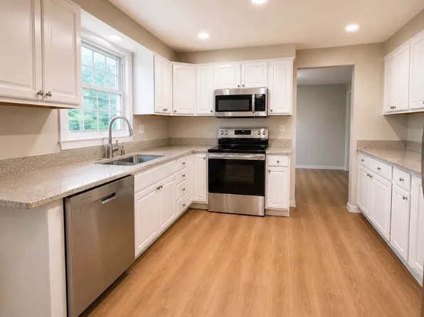 10 Inglesid Ln, Liverpool, NY 13090