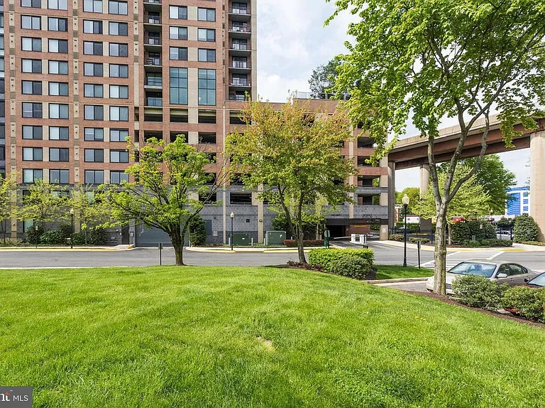 2451 Midtown Ave #16 — Photo 51