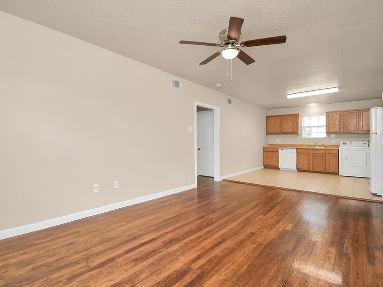 500 W Pitts Ave #203 — Photo 8