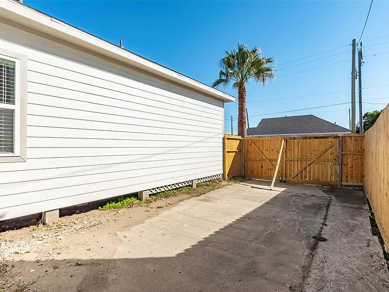 4302 Avenue R 1/2 — Photo 32