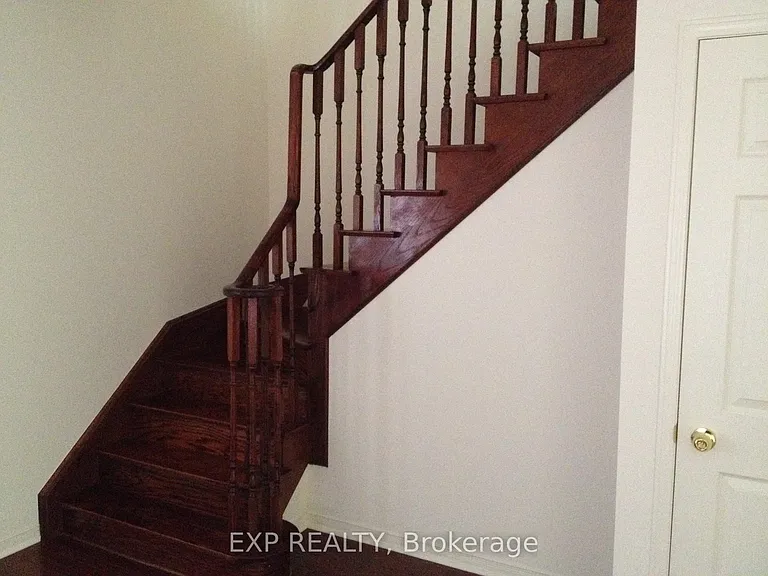 247 Checkerberry Cres — Photo 3