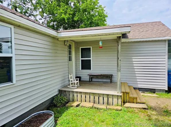220 E Audd Ave, Checotah, OK 74426
