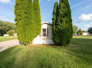 102 Oakwood Dr, Bellevue, OH 44811