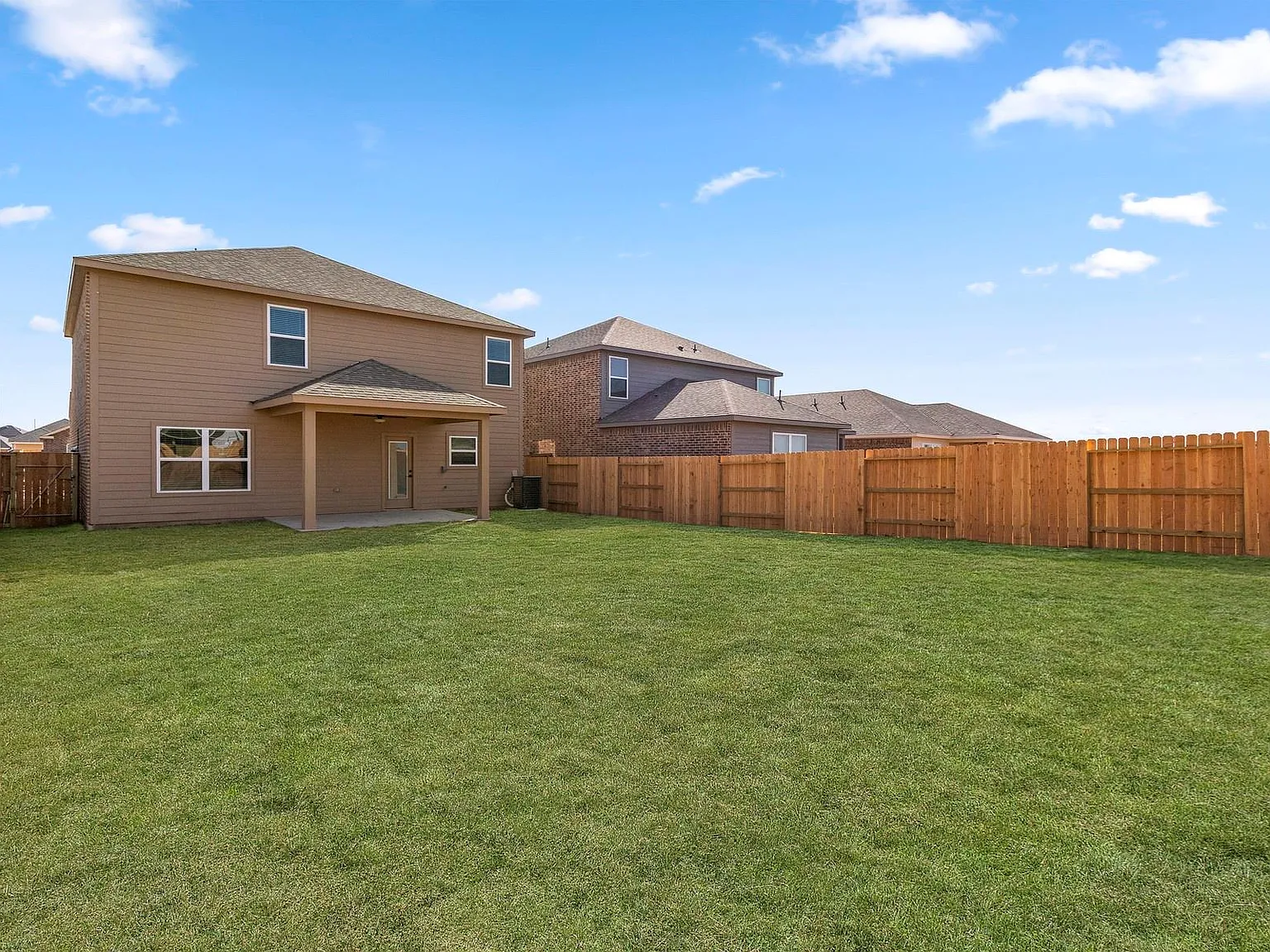 3 bed, 2.5 bath, 2025 sqft, $2,720 — Photo 2