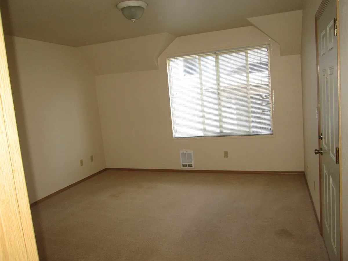 Building Photo - 2415 Everett Ave #3