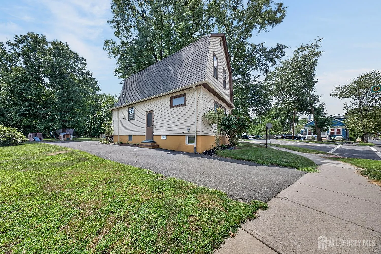 2 bed, 1.5 bath, 1208 sqft, $2,500 — Photo 3