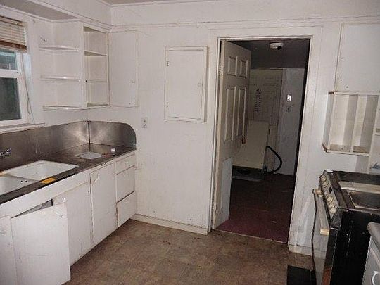 2nd image of 505 Pine St