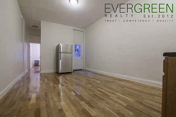 Rented by Evergreen Apartments BK | media 7