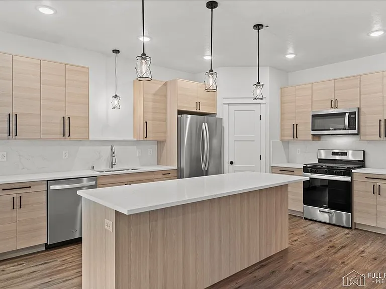 7442 N Paw St — Photo 41