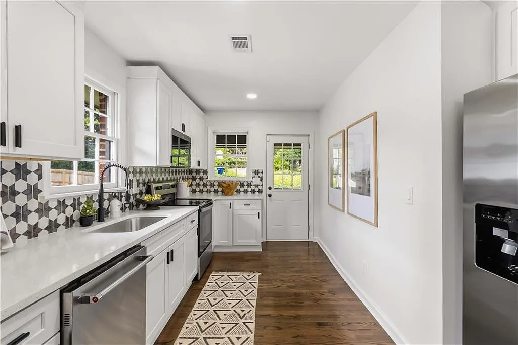3 bed, 2.0 bath, 2330 sqft, $2,500 — Photo 3