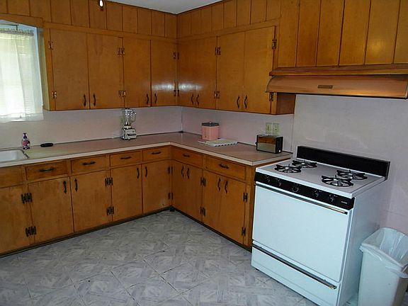KITCHEN WITH GAS STOVE