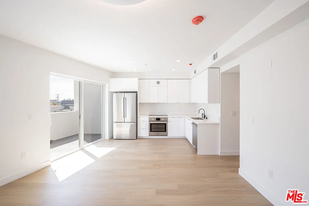 1 bed, 1.0 bath, 1113 sqft, $3,890 — Photo 2