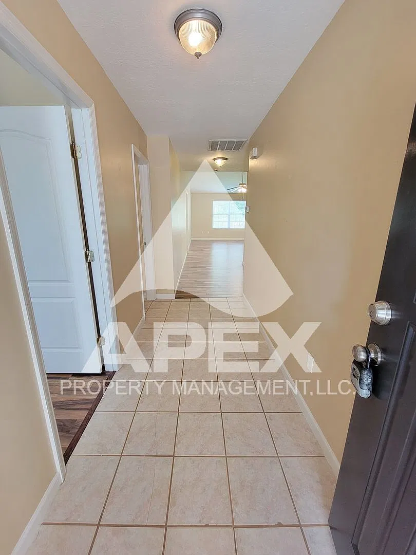Spacious 2 Bd - 2 Ba Condo In North Knoxville W/ 2 Car Garage! End Unit! — Photo 2