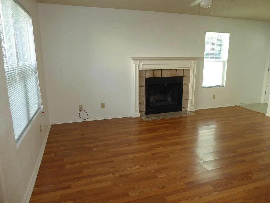 2 bed, 1.5 bath, 932 sqft, $1,650 — Photo 2