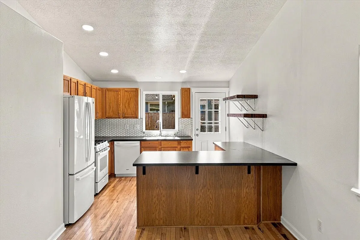 3 bed, 1056 sqft, $2,350 — Photo 3