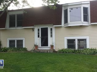 1535 Sycamore Ln, Aurora, IL 60504