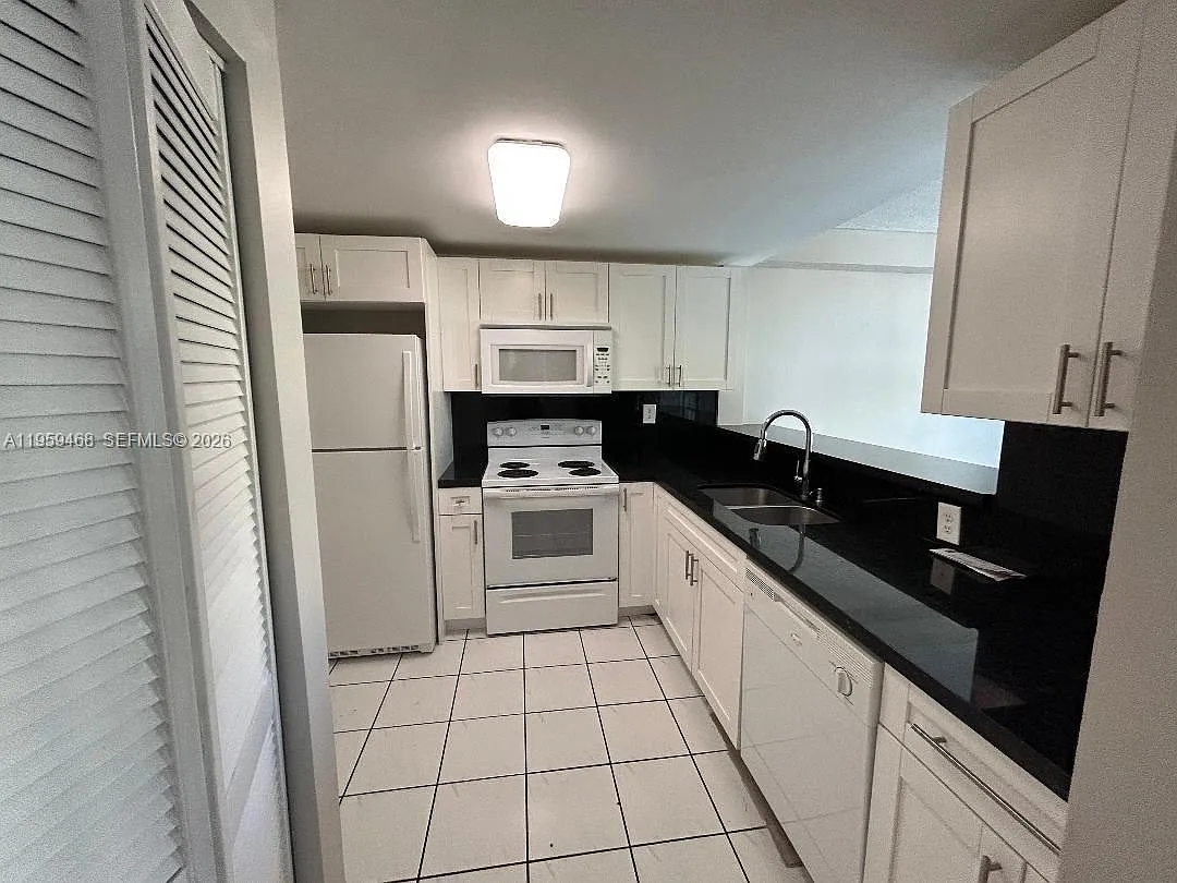 Building Photo - 11780 SW 18th St #2022