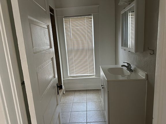 5th image of 226 1/2 Prairie St #2
