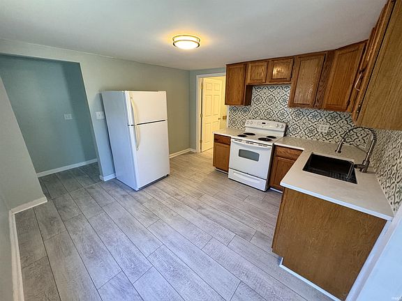 3rd image of 2610 W Oregon St