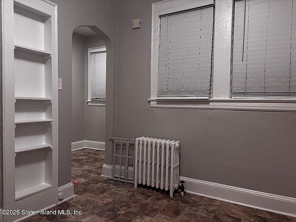 3rd image of 90 Oxford Pl #1R