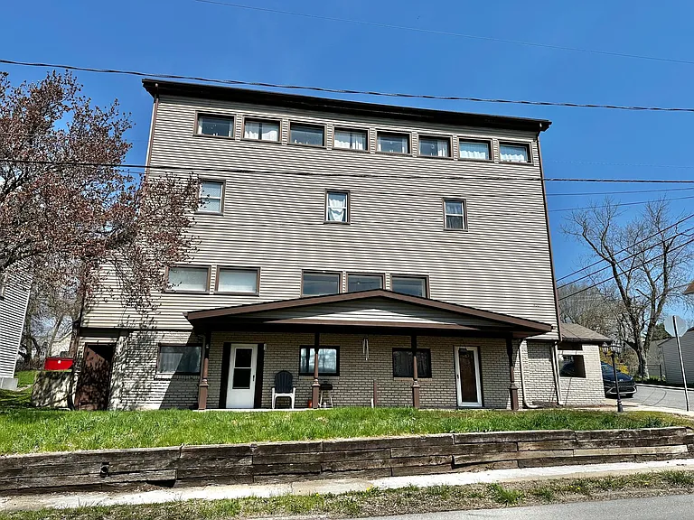 400 Railroad St — Photo 1