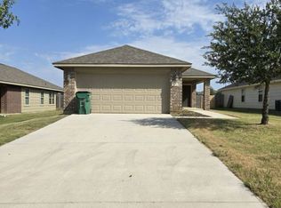 211 Candlewood Cir, Gainesville, TX 76240