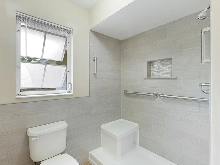 2416 Cass St — Photo 21