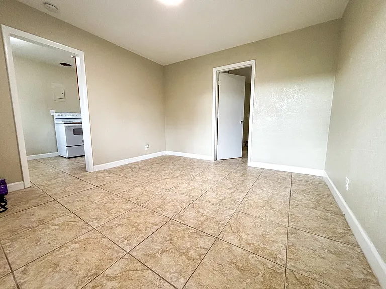 1800 NE 24th Ave #2 — Photo 2