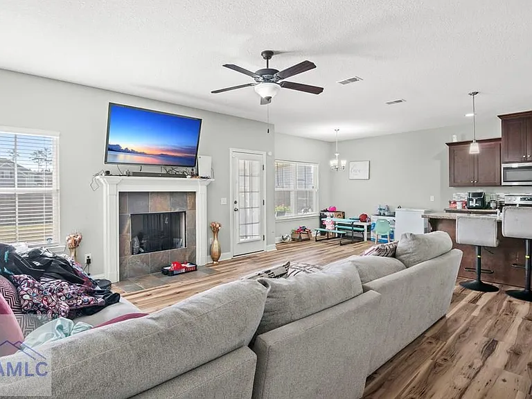 543 Thorp Cir — Photo 4