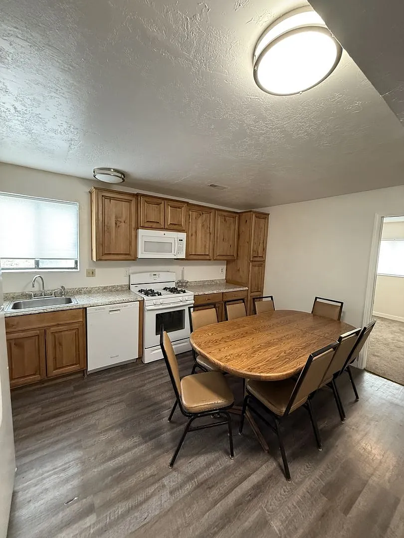 Affordable Beautiful Student Housing for Snow College students 5 rooms, 2 shared bathrooms, share... — Photo 2