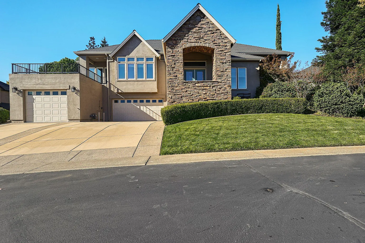 1054 Bianca Walk photo 1