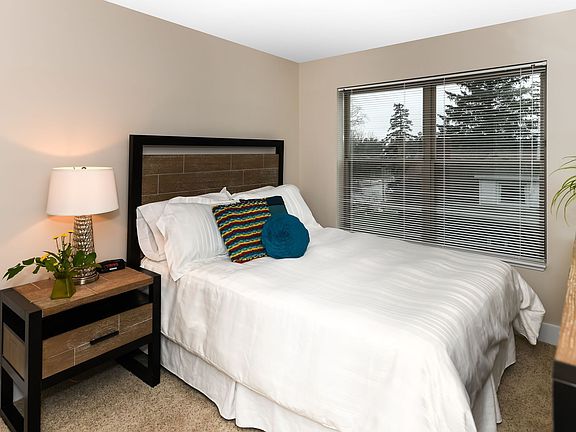 4th image of 304 W Grand River Ave APT 303