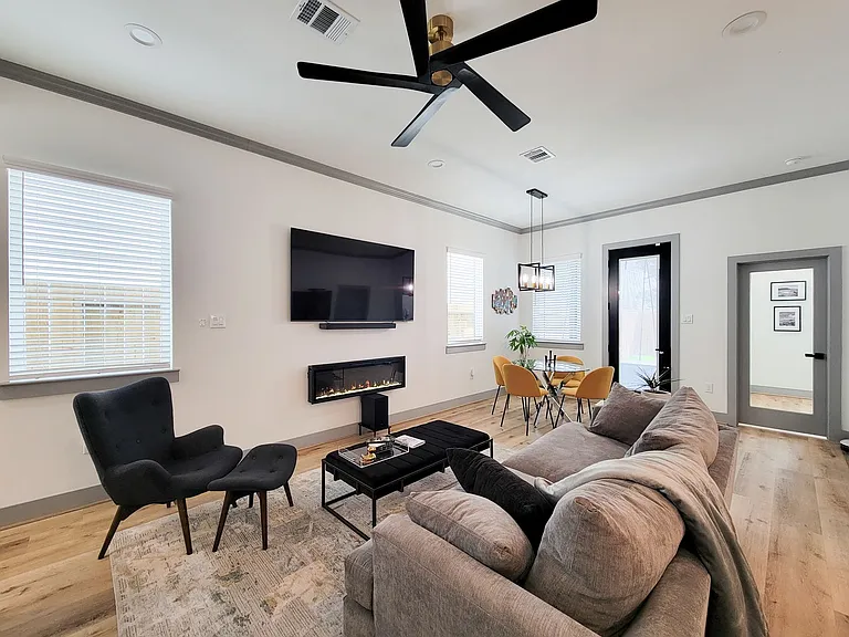6520 Couch St — Photo 10