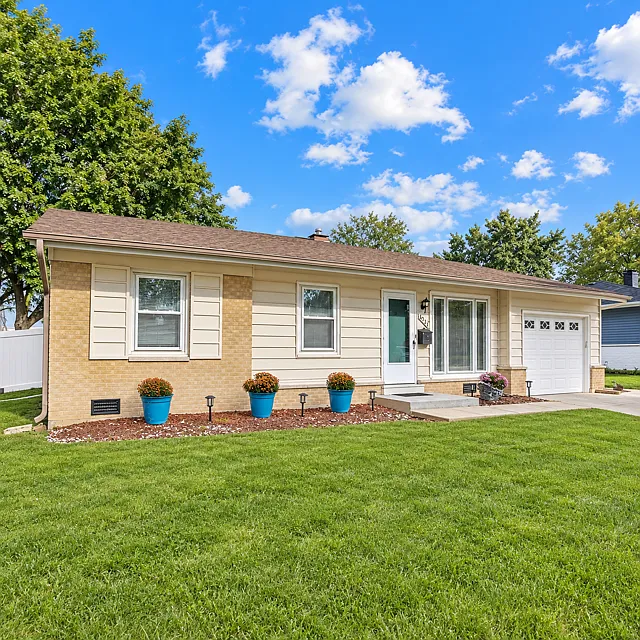 1031 Maple Ln — Photo 2