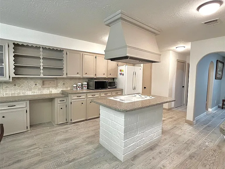 1935 Pine River Dr — Photo 3