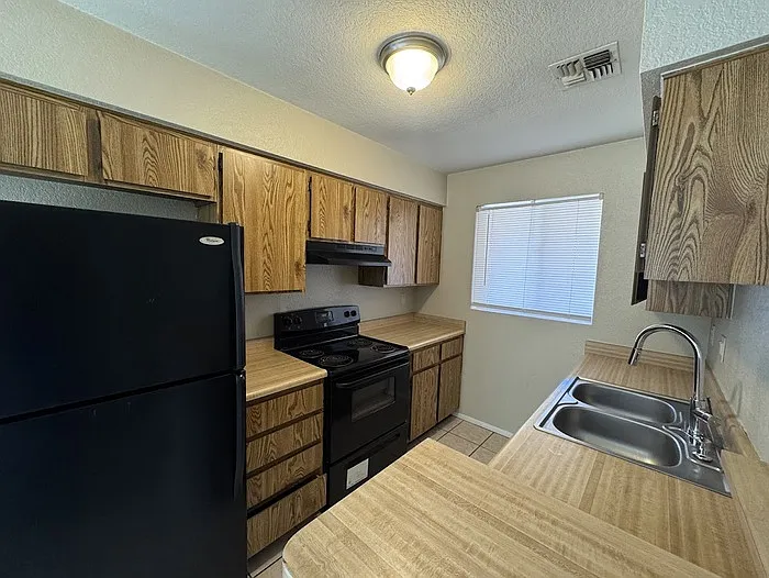 311 W Pontiac Dr — Photo 5