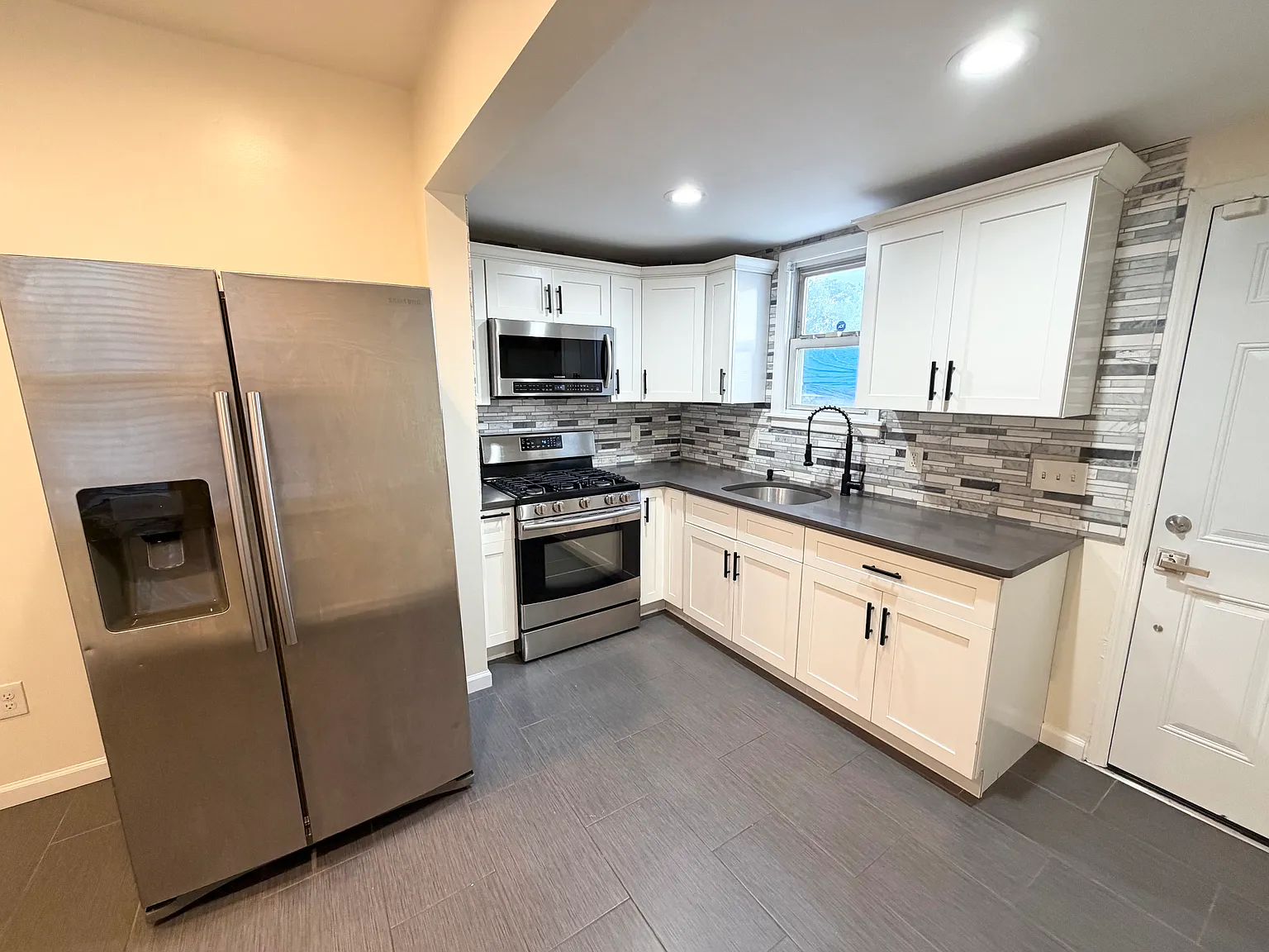 2 bed, 850 sqft, $2,800 — Photo 2