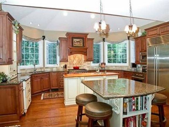 3rd image of 7547 Capilano Dr